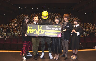 左から小林ゆう、高木渉、カイマンの着ぐるみ、近藤玲奈、高梨謙吾、富田美憂。