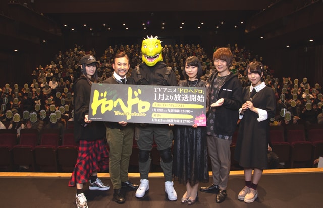 左から小林ゆう、高木渉、カイマンの着ぐるみ、近藤玲奈、高梨謙吾、富田美憂。