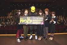 左から小林ゆう、高木渉、カイマンの着ぐるみ、近藤玲奈、高梨謙吾、富田美憂。