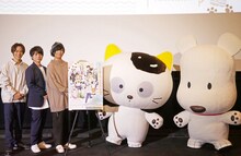 TVアニメ「うちタマ?! ～うちのタマ知りませんか？～」先行上映会にて。左から山田ポチ役の小野賢章、河原ベー役の内田雄馬、岡本タマ役の斉藤壮馬、タマ、ポチ。