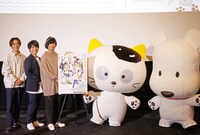 左から小野賢章、内田雄馬、斉藤壮馬、タマ、ポチ。