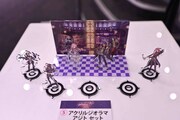 グッズの「アクリルジオラマ・アジトセット」と「アクリルスタンド（5種）」。
