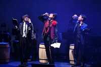 乾杯をする3人。