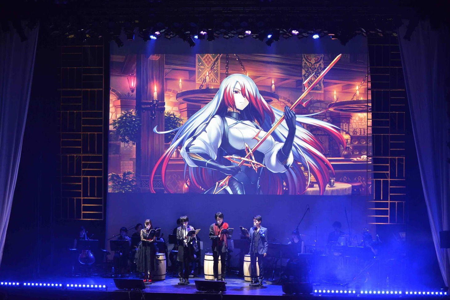 公演の様子。アスモデウスは“三馬鹿”の騒がしさにいら立ち、片手でリンゴを握り潰す一幕も。