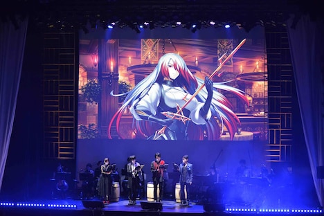 公演の様子。アスモデウスは“三馬鹿”の騒がしさにいら立ち、片手でリンゴを握り潰す一幕も。