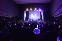 最後の曲では観客も総立ちに。