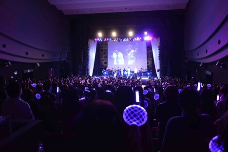 最後の曲では観客も総立ちに。