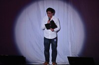 終演後、挨拶に立った宮前公彦プロデューサー。