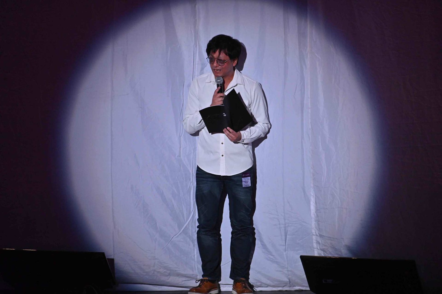 終演後、挨拶に立った宮前公彦プロデューサー。