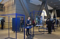 「東京2020 公式アートポスター展」の様子。