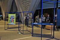 「東京2020 公式アートポスター展」の様子。