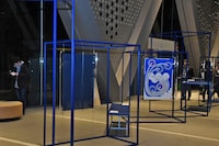 「東京2020 公式アートポスター展」の様子。