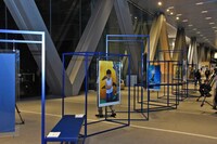 「東京2020 公式アートポスター展」の様子。