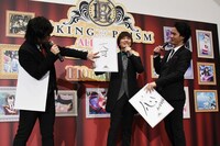 畠中祐（中央）の書いた「奇」が「大可」に見えると指摘する寺島惇太（左）、武内駿輔（右）。