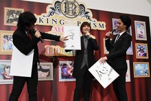 畠中祐（中央）の書いた「奇」が「大可」に見えると指摘する寺島惇太（左）、武内駿輔（右）。