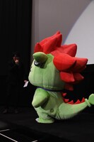 司会者に迫るドラチ。