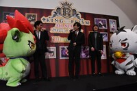 マスコットを羨ましがる寺島惇太（中央）。