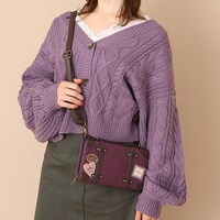 フランスモデルのショルダーマルチケースの使用イメージ。