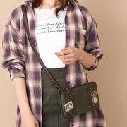 イギリスモデルのショルダーマルチケースの使用イメージ。