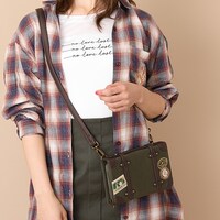 イギリスモデルのショルダーマルチケースの使用イメージ。