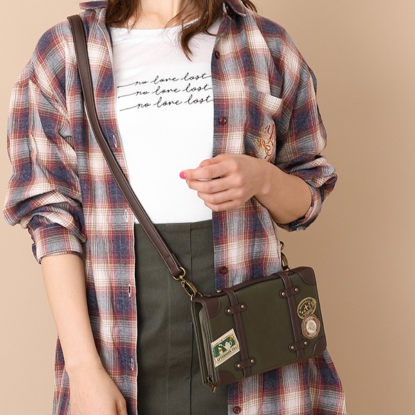 イギリスモデルのショルダーマルチケースの使用イメージ。