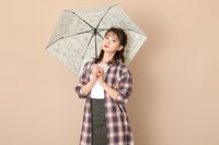 イギリスモデルの折り畳み傘の使用イメージ。