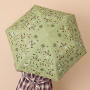 イギリスモデルの折り畳み傘の使用イメージ。