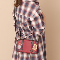 中国モデルのショルダーマルチケースの使用イメージ。