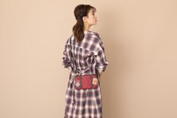 中国モデルのショルダーマルチケースの使用イメージ。