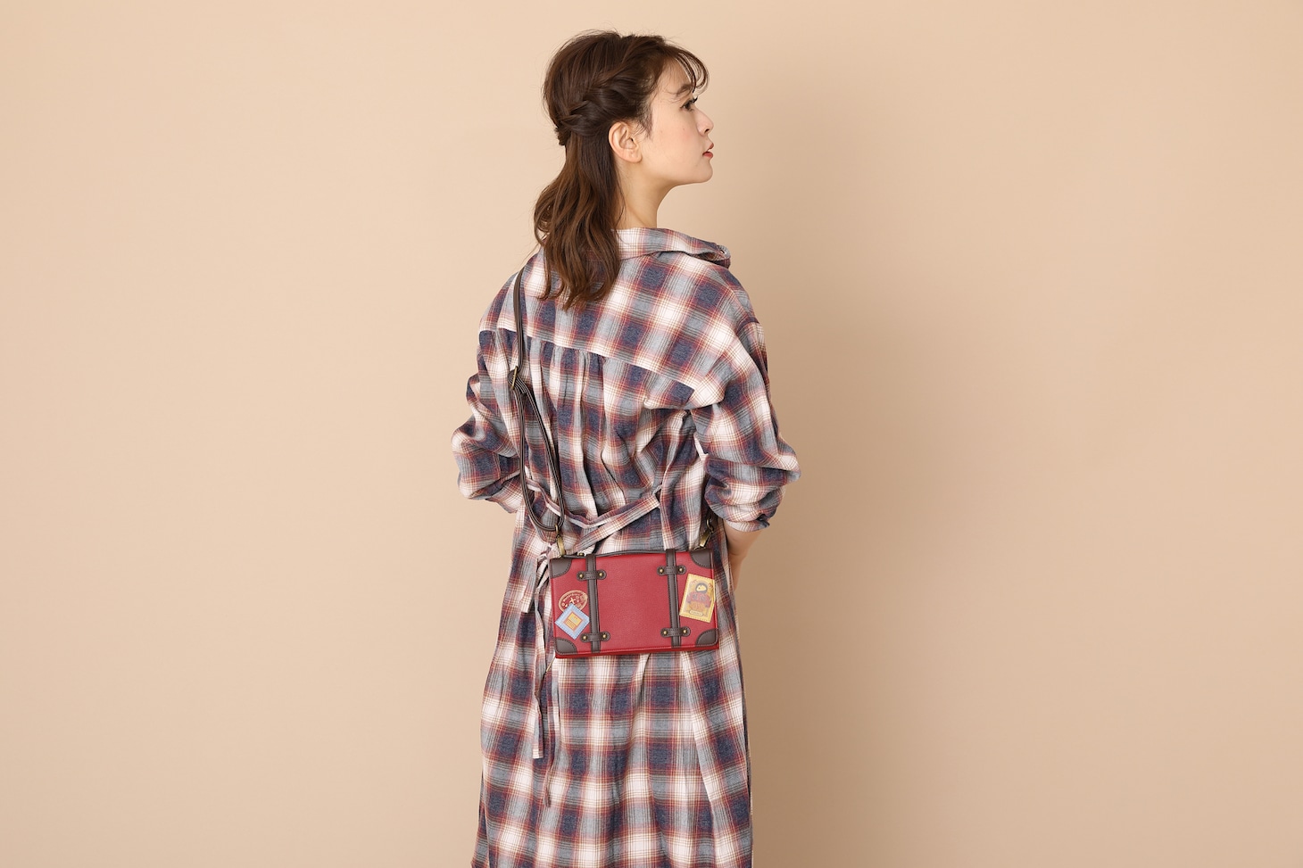 中国モデルのショルダーマルチケースの使用イメージ。