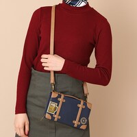 ドイツモデルのショルダーマルチケースの使用イメージ。