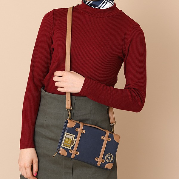 ドイツモデルのショルダーマルチケースの使用イメージ。