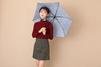 ドイツモデルの折り畳み傘の使用イメージ。