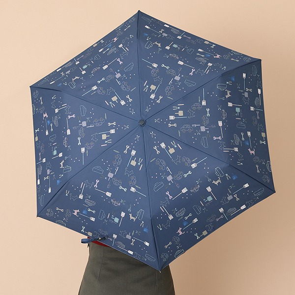 ドイツモデルの折り畳み傘の使用イメージ。