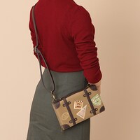 アメリカモデルのショルダーマルチケースの使用イメージ。