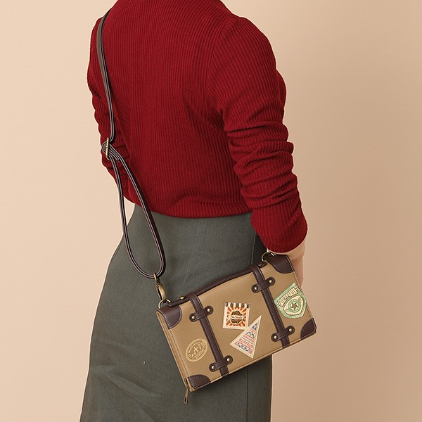 アメリカモデルのショルダーマルチケースの使用イメージ。