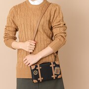 日本モデルのショルダーマルチケースの使用イメージ。