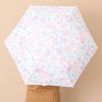 日本モデルの折り畳み傘の使用イメージ。