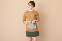 イタリアモデルのショルダーマルチケースの使用イメージ。