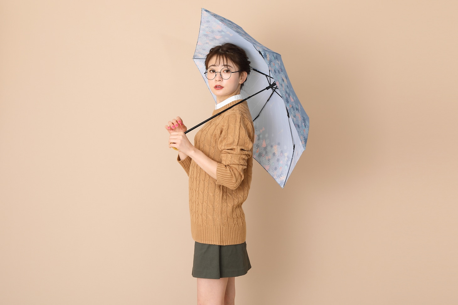 イタリアモデルの折り畳み傘の使用イメージ。