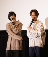 左から斉藤壮馬、小野賢章。