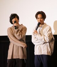 左から斉藤壮馬、小野賢章。
