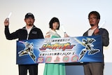 劇場版「新幹線変形ロボ シンカリオン 未来からきた神速のALFA-X」の舞台挨拶より。左から山野井創アニメーションプロデューサー、速杉ハヤト役の佐倉綾音、池添隆博監督。