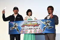 劇場版「新幹線変形ロボ シンカリオン 未来からきた神速のALFA-X」の舞台挨拶より。左から山野井創アニメーションプロデューサー、速杉ハヤト役の佐倉綾音、池添隆博監督。