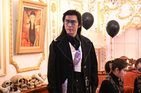 村上新悟扮する側近。