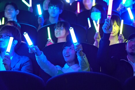 劇場版「新幹線変形ロボ シンカリオン 未来からきた神速のALFA-X」応援上映に参加した佐倉綾音（前列中央）。 (c)プロジェクト シンカリオン・JR-HECWK/超進化研究所・The Movie