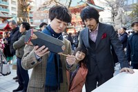 おみくじを引く3人。