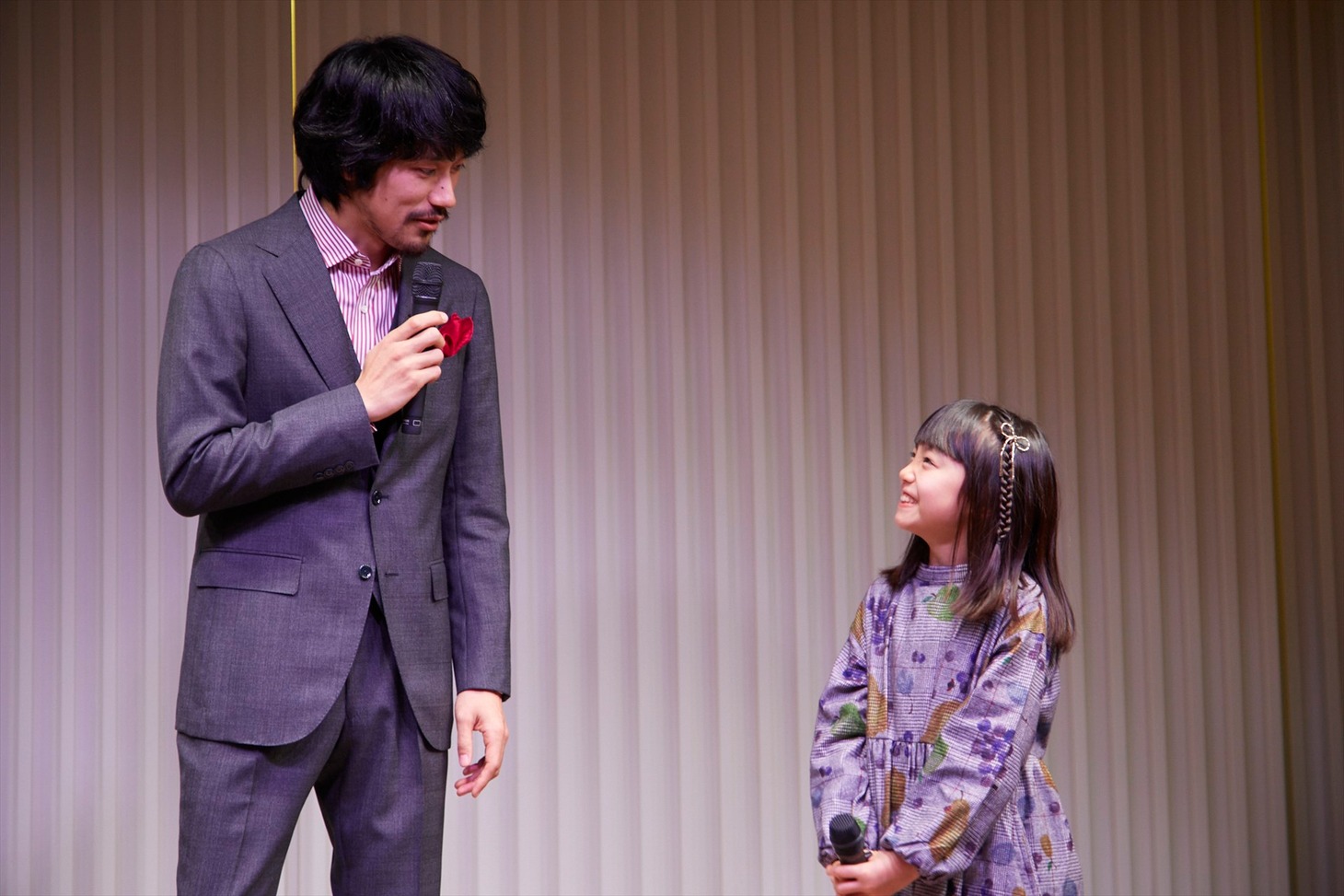 完成報告記者会見の様子。左から松山ケンイチ、稲垣来泉。