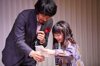 おみくじの結果を見る松山ケンイチと稲垣来泉。