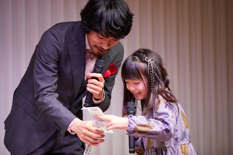 おみくじの結果を見る松山ケンイチと稲垣来泉。